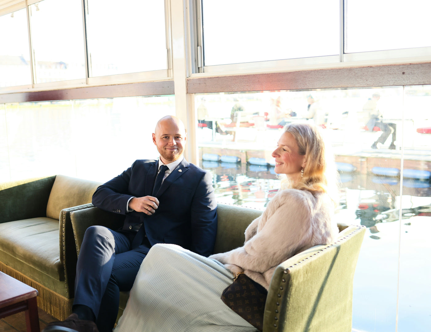 COUPLE PROFETIONNEL EN TRAIN DE PRENDRE UNE PHOTO